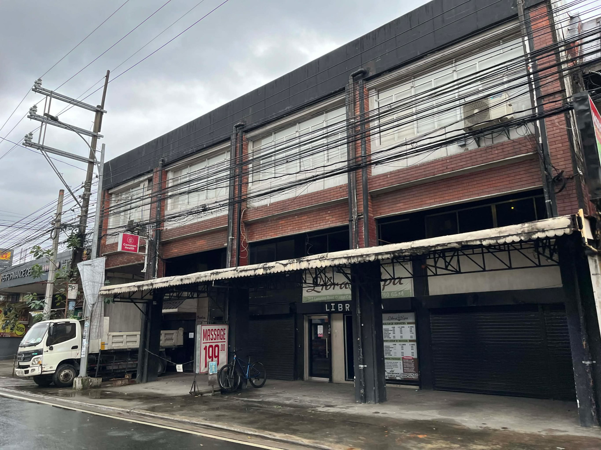 Commercial building kamuning
