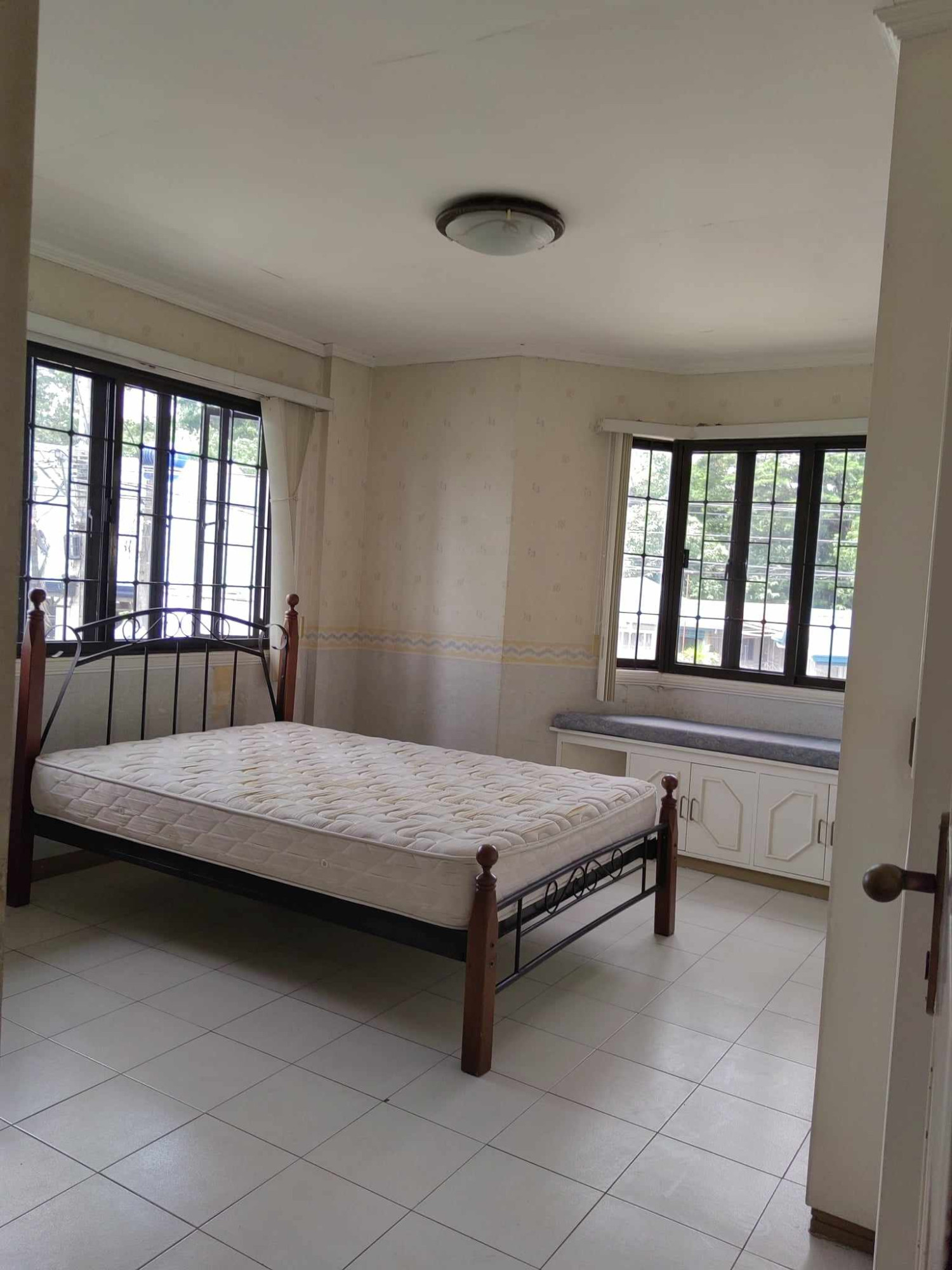 FULLY FURNISHED HOUSE & LOT, STA. ROSA, LAGUNA
