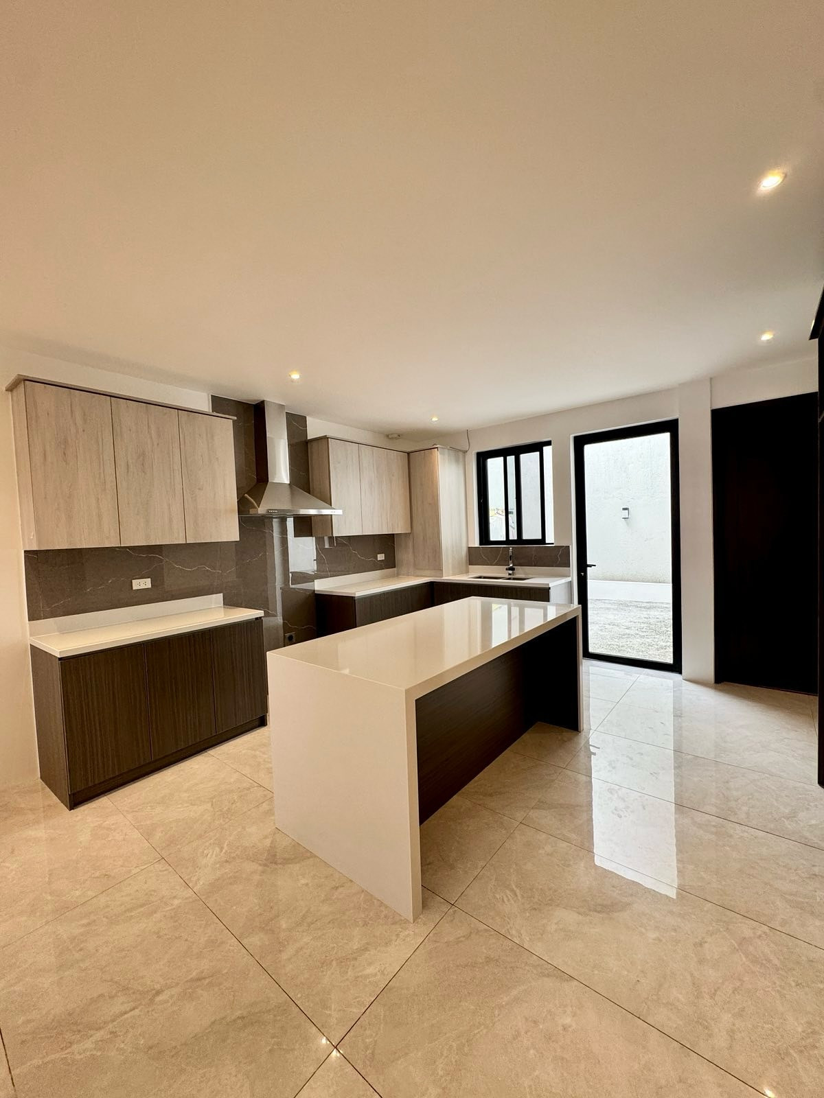 FOR SALE!! KAPITOLYO PASIG